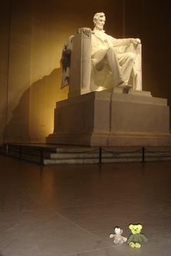 Henry und ein Freund besuchen das Lincoln Memorial