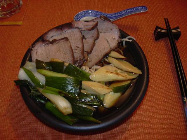 Nudelsuppe mit Schweinefleisch und schwarzer Bohnenpaste